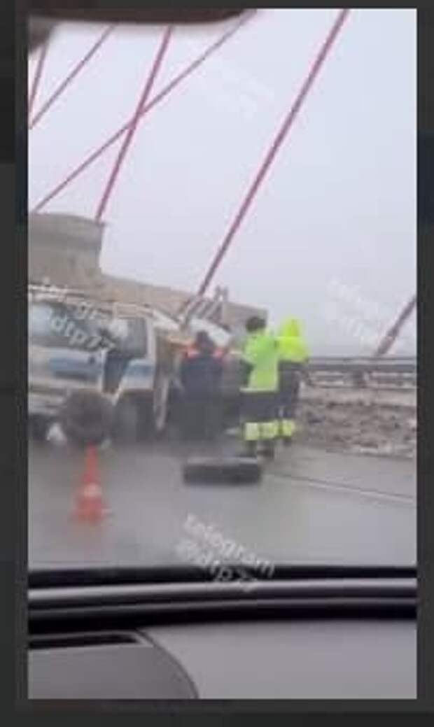 На Живописном мосту у грузовика отлетело колесо