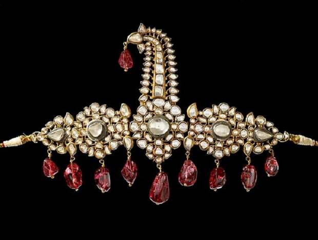 Сарпеш – украшение для тюрбана. 1800–1850. Южная Индия, Хайдарабад. Золото с алмазами, с висящими шпинелями более ранней даты