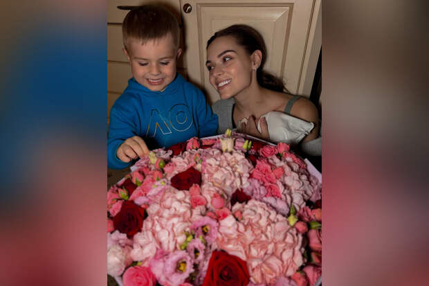 Фигуристка Аделина Сотникова показала фото с детьми