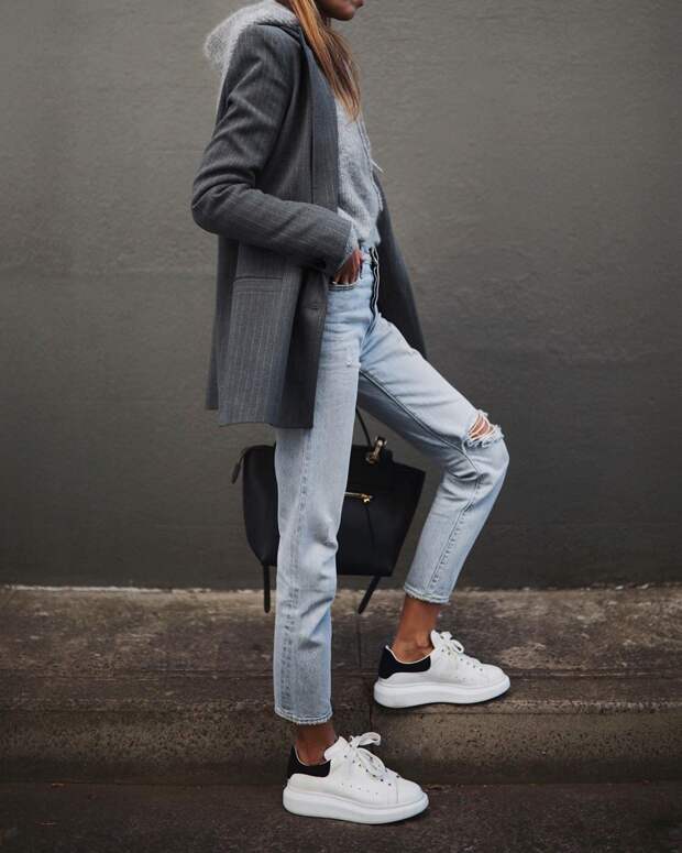 как стильно носить рваные джинсы осенью 2019 фото 18