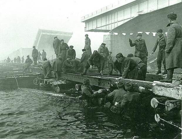 20. Советские солдаты строят понтонный мост на реке Одер. 1945 Великая Отечественная война, берлин, война, история, фотографии