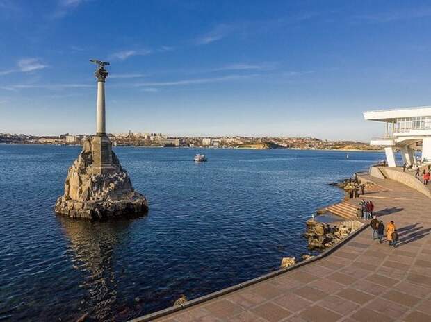 Капитан 1 ранга разоблачил британский фейк о подлодках в Севастополе