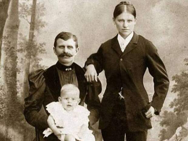 Нестандартное семейное фото 19 века.