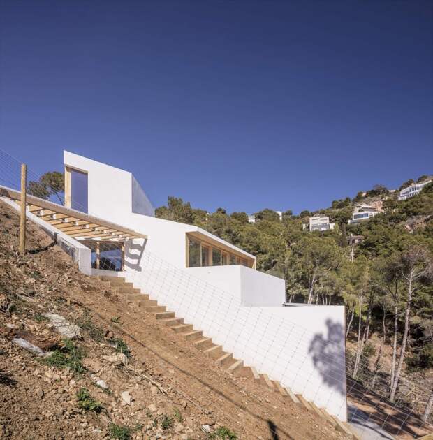 Приморский дом на крутом склоне, Испания