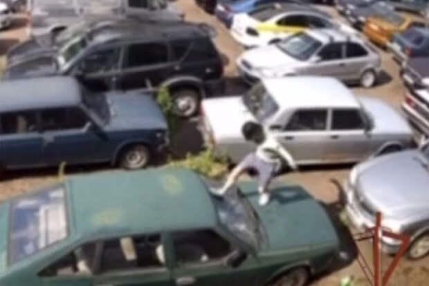 В Подмосковье подростки разгромили машины на закрытой парковке и попали на видео