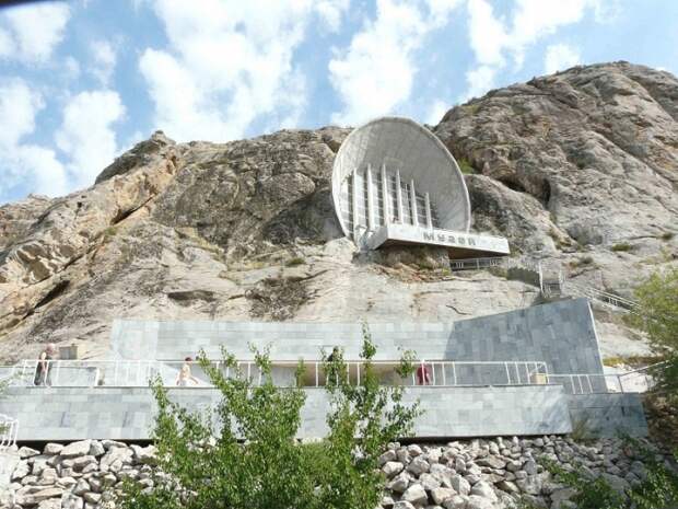 На склоне скалы расположен Историко-этнографический музей на горе Сулайман-Тоо (Киргизия.