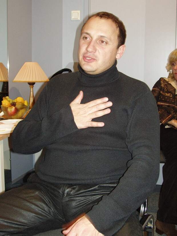 Российский эстрадный певец.