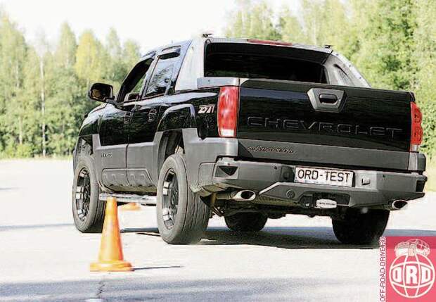 А вот Avalanche показал себя на «змейке» просто отлично. Жестко опираясь на внешние колеса (помните про небольшой ход сжатия подвески?), машина очерчивала траекторию с небольшим стремлением к заносу задней оси. Кстати, несмотря на большие крены, и по реакции на управляющие действия автомобиль тоже оказался на высоте. 