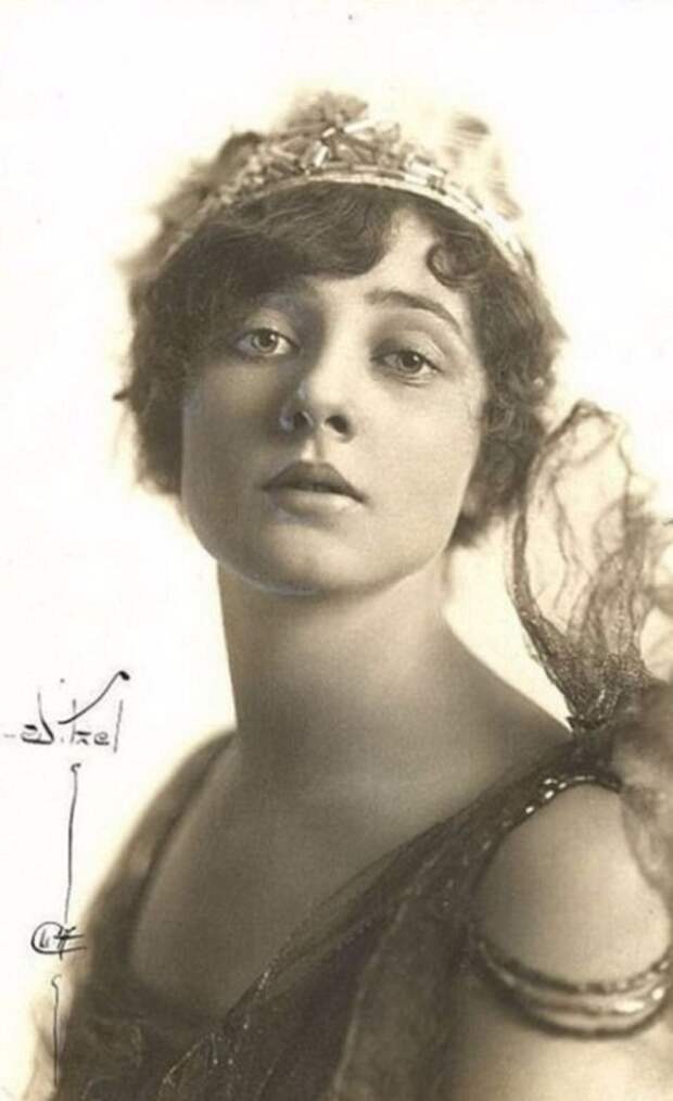 После съемок в фильме «Царица Савская» (1921 год), где актриса показала зрителю символически прикрытую невесомыми одеждами женскую фигуру, Бетти стали называть «иконой Ревущих двадцатых».
