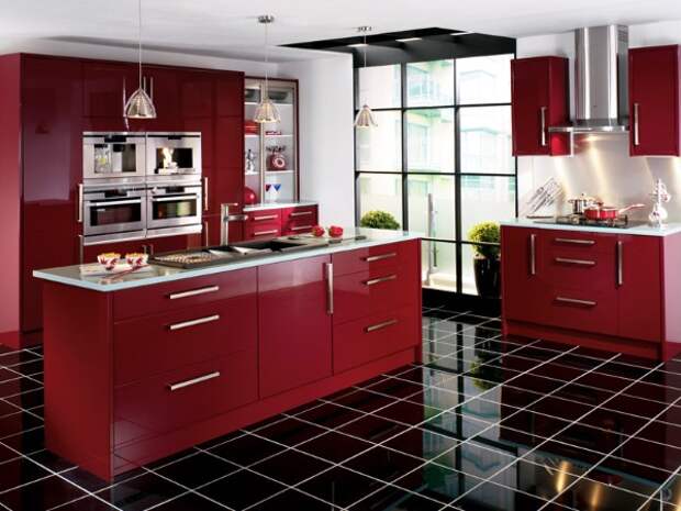 фасад кухни красного цвета чёрная плитка на полу