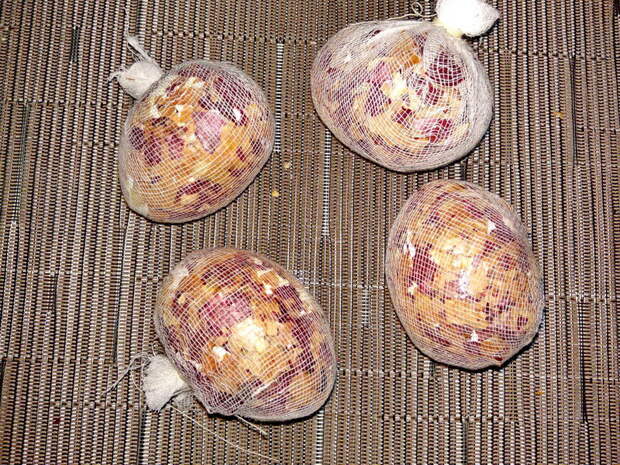 Оригинальные «Мраморные» яйца к Пасхе. Понадобится таже луковая шелуха