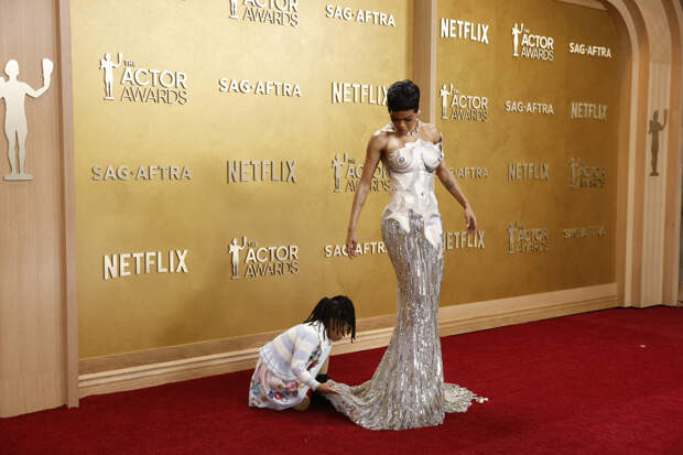 Самая сексуальная женщина в мире посетила премию в платье с иллюзией голого тела