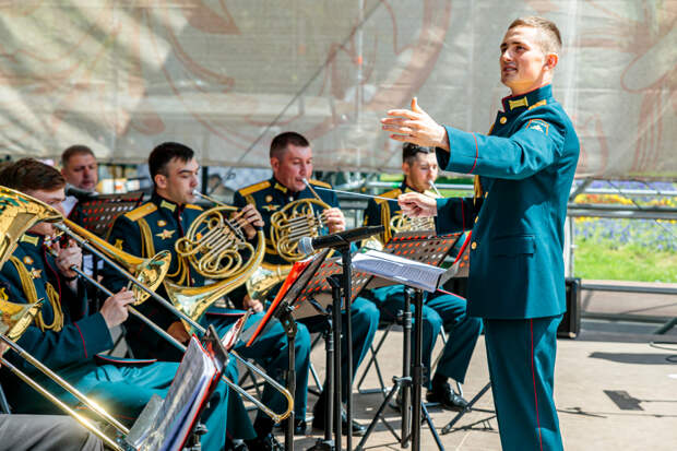 Военный оркестр выступил в усадьбе Воронцово