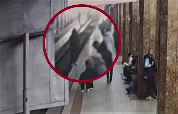 В Москве пассажир метро упал на рельсы, засмотревшись в экран телефона