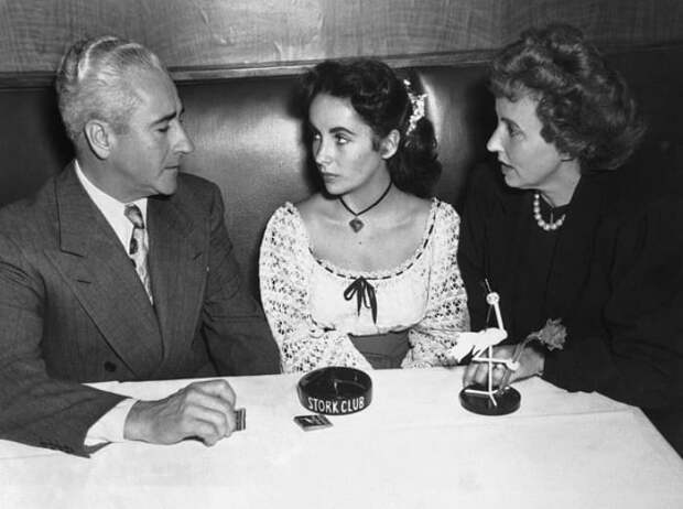 Элизабет Тейлор с родителями, 1949 | Фото: marieclaire.ru