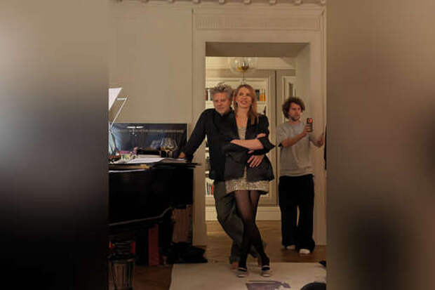 Ведущая Светлана Бондарчук снялась в сияющем мини-платье