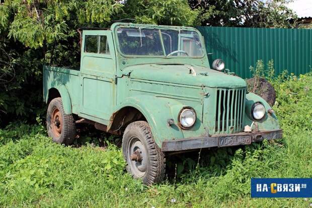 ГАЗ-69. Выпускался на ГАЗе с 1953 года, и УАЗе с 1954 года. С 1956 по 1972 годы собирался только на УАЗе. Здесь именно «уазовская» версия — пятиместный ГАЗ-69А. Всего выпущено больше 600 тысяч машин. Преемник 69-го — УАЗ 469. Автомобили СССР, ретро авто