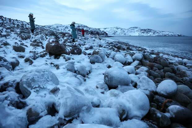 Китайские туристы заночевали в автобусах в заснеженной России