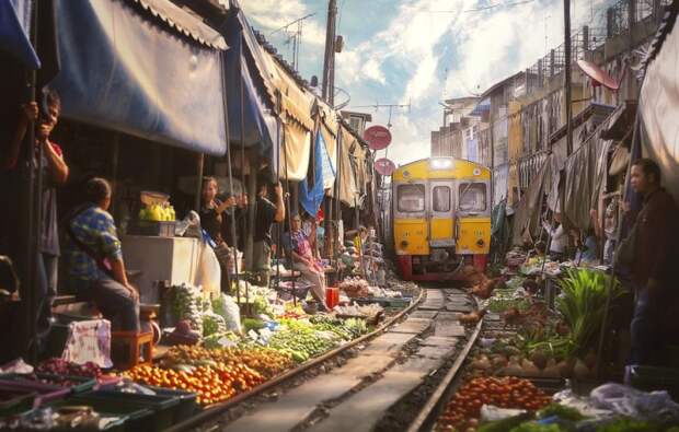 Отведайте свежих фруктов в деревушке Бангкока, Таиланд.