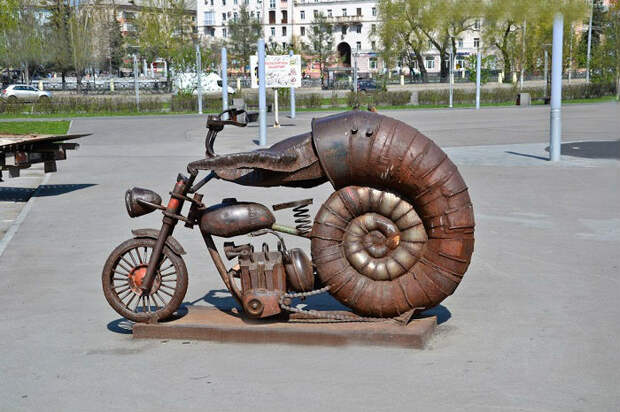 Скульптура любителям и поклонникам мотоциклов.