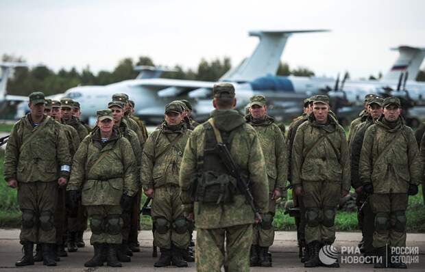 Военнослужащие после марш-броска на аэродром Дягилево в ходе учений ВДВ в Рязанской области