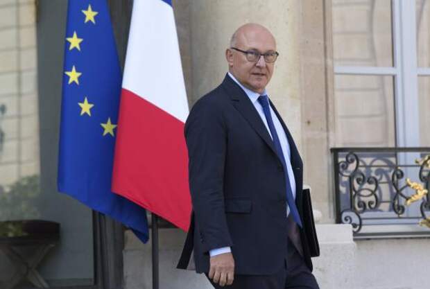 French Finance minister Michel Sapin leaves the Elysee Palace following the weekly cabinet meeting in Paris September 10, 2014. REUTERS/Philippe Wojazer