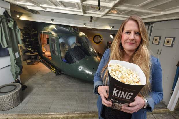 Британка превратила старый вертолет в кинотеатр