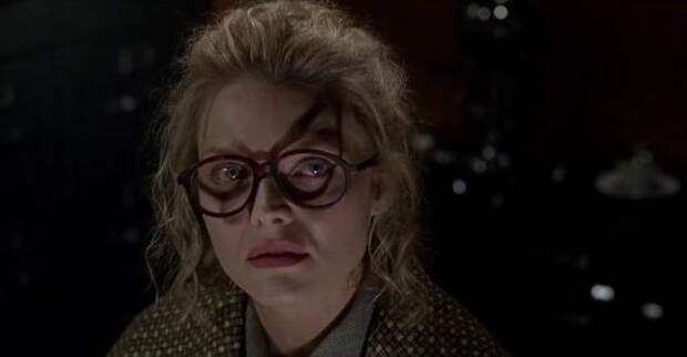 In Batman Returns, The Shadow From Selena Kyle's Glasses Foreshadows Her Transformation Into Catwoman