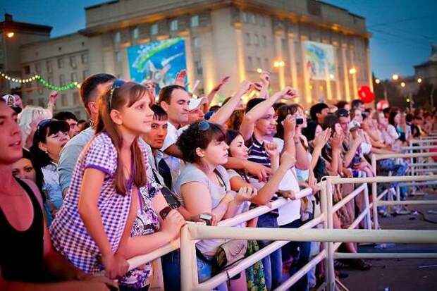 Сайт люди новосибирска. Новосибирск люди. Жители Новосибирска. Население города Новосибирск. Новосибирск люди на празднике.