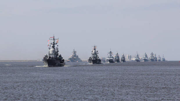 Российский корвет «Стойкий» защищает гражданские суда от пиратов в Аденском заливе