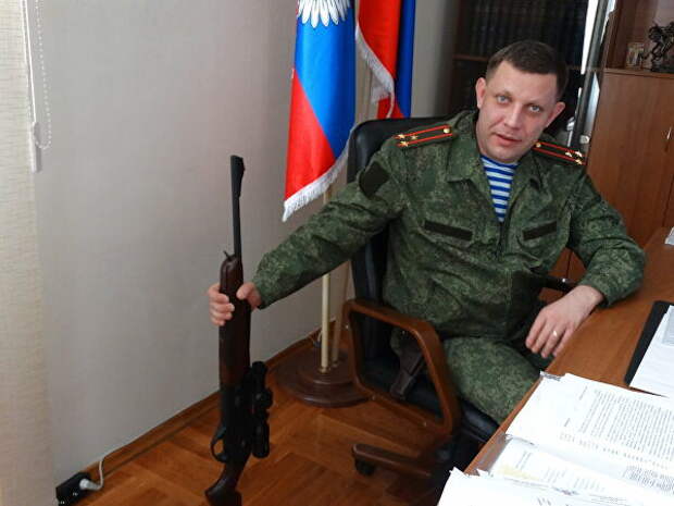 Глава Донецкой народной республики Александр Захарченко во время интервью журналистам