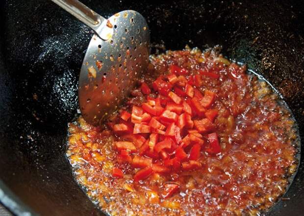 добавление к луково-томатной обжарке сладкого перца