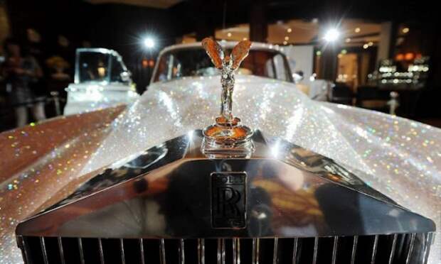 Rolls-Royce, украшенный кристалами Сваровски Rolls-Royce, украшенный кристалами Сваровски