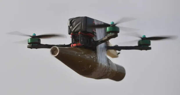 Опубликованы кадры, на которых осколки от взрыва FPV-дрона полностью прошли мимо российского бойца