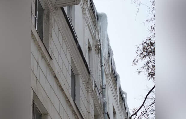 Туляки пожаловались на огромные сосульки, которые свисают с крыши дома на Металлургов