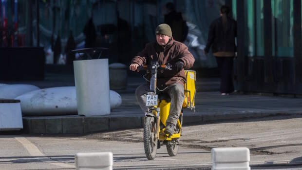 В Москве хотят запретить курьерам на электровелосипедах ездить по тротуарам