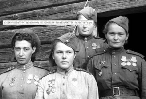 Большинству женщин на фронте не было и 30. Большинству женщин на фронте не было и 30.