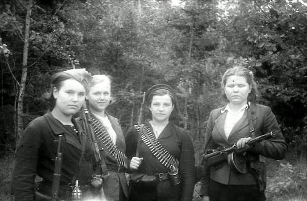 Девушки — бойцы белорусского партизанского отряда с личным оружием. Великая Отечественная война, СССР, Солдаты моей страны