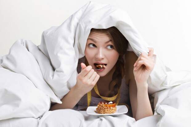 Почему мы едим ночью и как отучить себя от этой привычки
