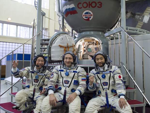 Японские туристы перед полётом в космос.