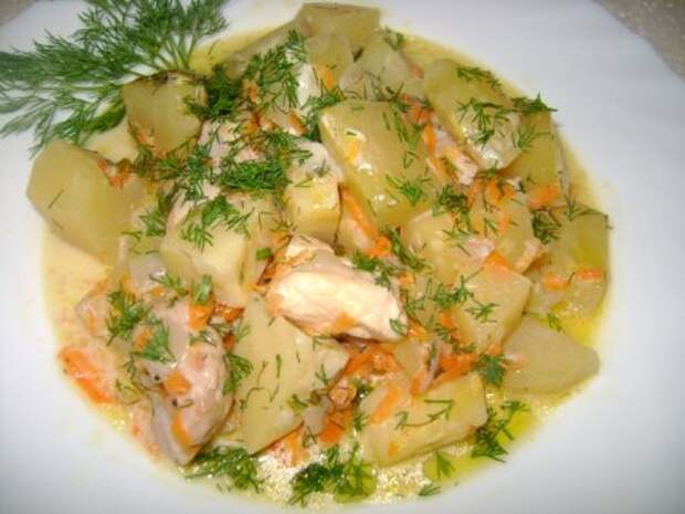 Курица, тушеная с картошкой и кабачком в мультиварке