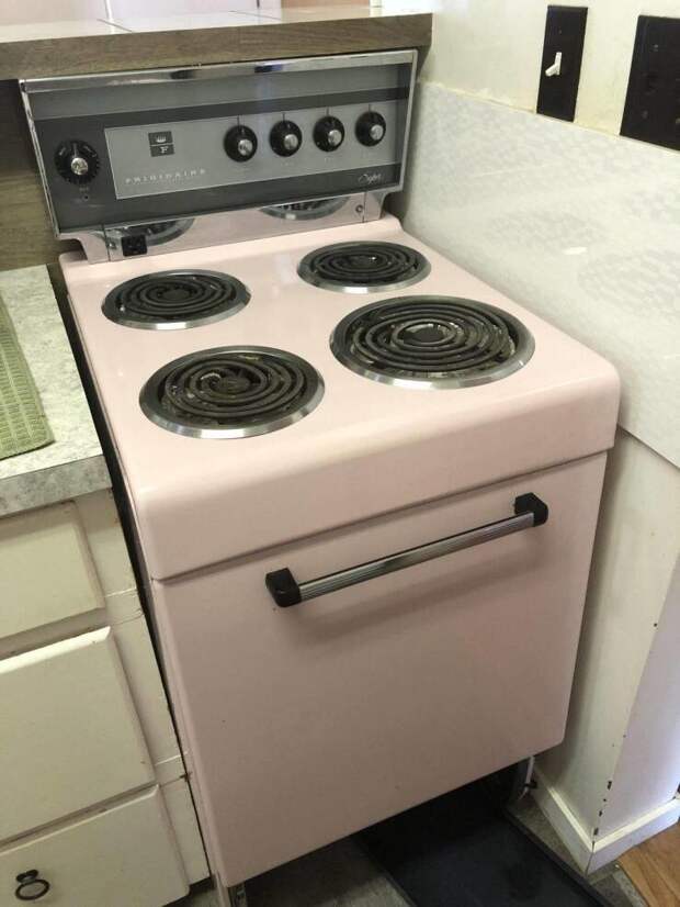 10. Олдскульная розовая плита в новой квартире