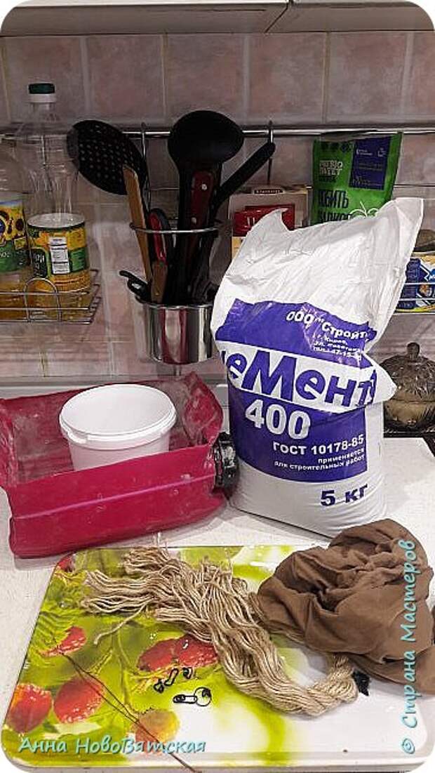 Доброго времени суток! С наступившими и наступающими праздниками)) у нас начался садово-огородный сезон и я решила для компании моим цементным гномикам сделать гусеничку)) запечатлила некоторые моменты сего процесса)) надеюсь, кому и пригодиться... фото 2