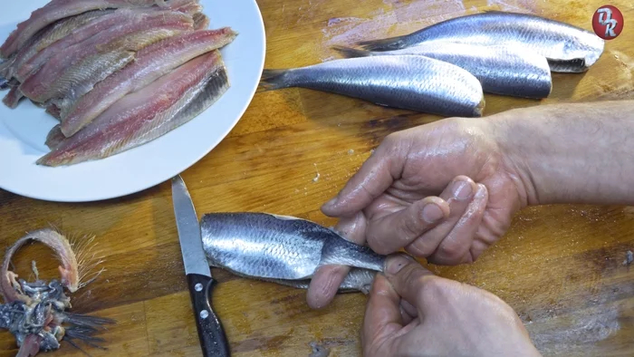 Малосольная селедка быстро и вкусно Еда, Рыба, Рецепт, Видео рецепт, Кулинария, Вкусно, Вкусняшки, Закуска, Селедка, Кухня, Ужин, Обед, Блюдо, Диета, Меню, Длиннопост