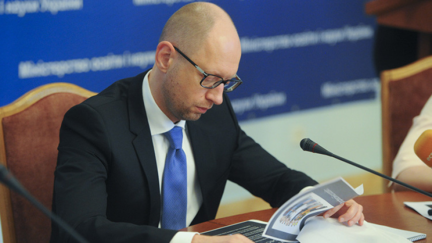 Яценюк: импорт электричества из России "убивает" Украину