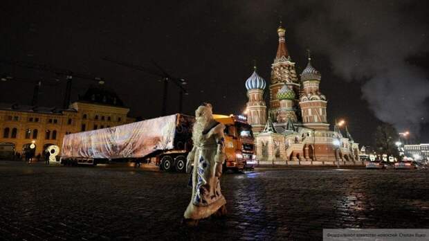 Дед Мороз на автопоезде доставил в Кремль 25-метровую новогоднюю ель