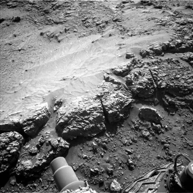 20 метров до новых открытий: Curiosity преодолевает препятствия на пути к вершине горы Шарп и обнаруживает новые геологические формации