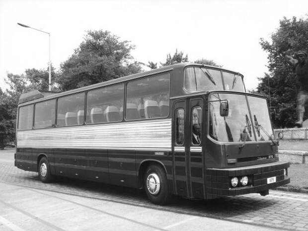 Создан специально для Швейцарии. Индекс "CH" - опознавательный знак швейцарского автотранспорта в международном движении. К особенностям можно отнести: особое "северное" остекление, отопители повышенной мощности, подогреватель Webasto с 24-часовым таймером, широкие двери. Особое внимание уделено мерам безопасности, например, при начале движения с незакрытыми дверьми автоматически активируется тормозная система. Предназначен для междугороднего сообщения.  Ikarus 270 (1975)