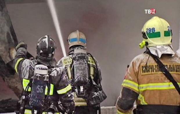 Пожарные локализовали возгорание в ангарах в Мытищах