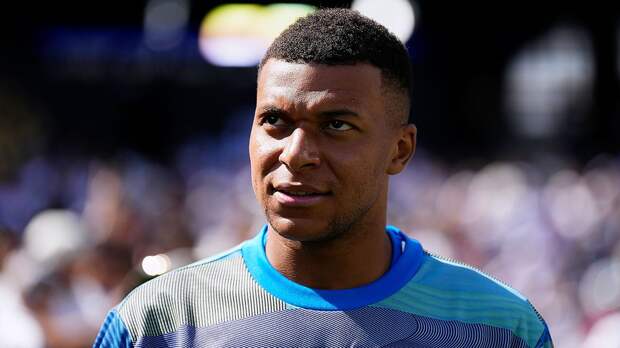 Мбаппе задел плечом жену Джигана на выходе из отеля в Париже. Блогерша отреагировала в соцсетях